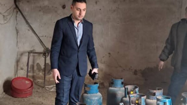 أثناء ضبط اسطوانات الغاز 