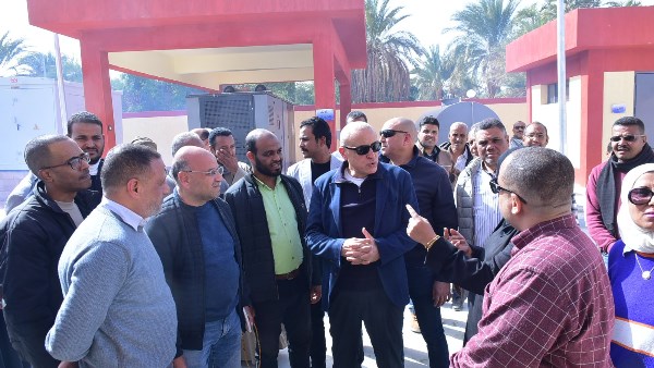 محافظ الأقصر يتفقد مشروع الصرف الصحي 