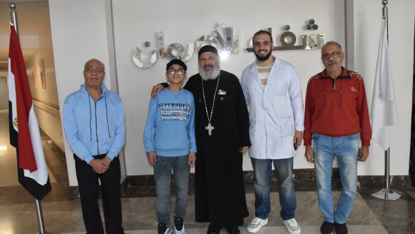وفد كنيسة القديسة رفقة يدعمون مرضى السرطان 
