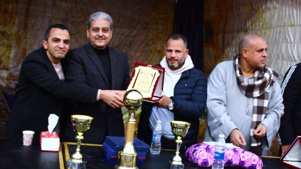 أثناء تسليم جوائز للفريق الفائز 