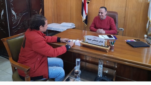 محمود العميد أثناء لقاء مع الدكتور هاني جميعة وكيل وزارة الصحة ببني سويف 