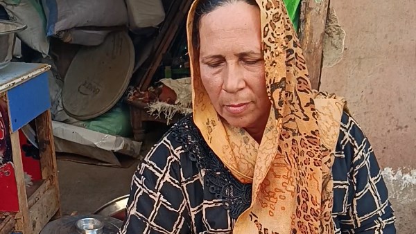 أم سمر.. أيقونة بيع السمك النظيف بجوار جامع الروبي بالفيوم