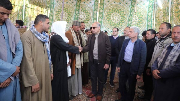محافظ المنيا يقدم واجب العزاء لأهالي ضحايا عمال المحاجر