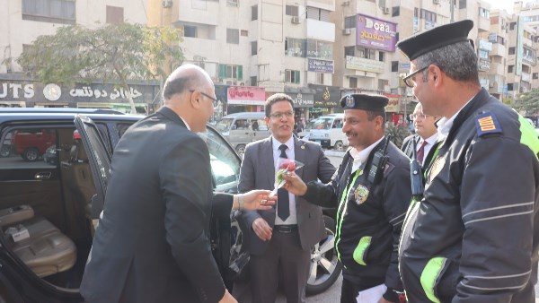 محافظ القليوبية يوزع الورود فى عيد الشرطه 