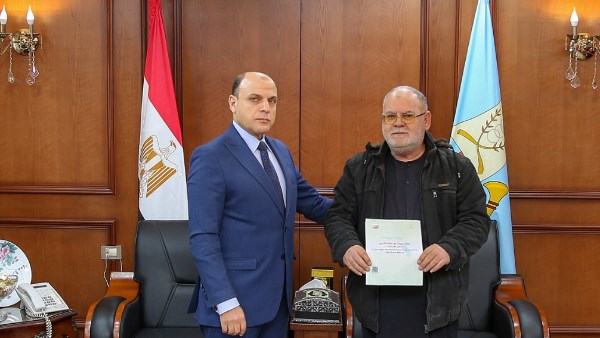 جانب من تسليم عقود التقنين من قٍبل محافظ كفرالشيخ 