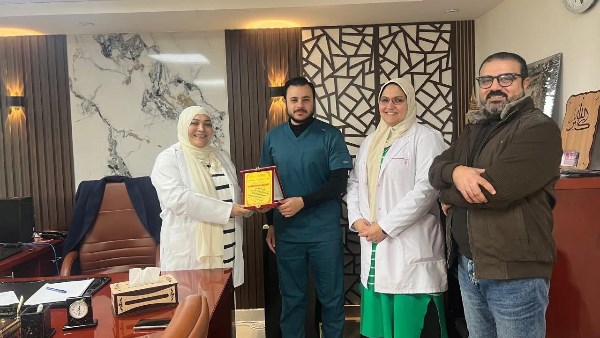 تكريم الطبيب ومسؤلوا العنايه المركزه 