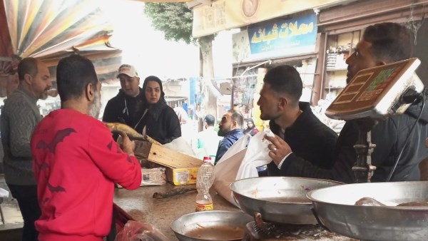 أمام أحد محلات الفسيخ فى الغربية 