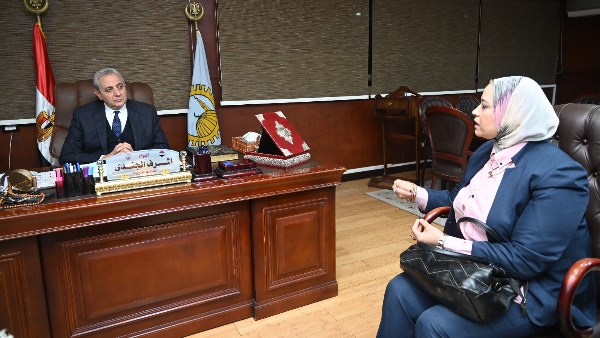 اجتماع محافظ مع وكيلة الطب البيطري بالغربية 