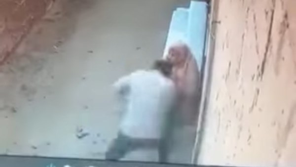 المتهم أثناء اعتداءه على والظته