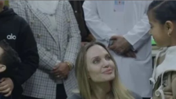 طفلة من قطاع غزة تدعو أنجلينا جولى للعشاء بعد انتهاء الحرب