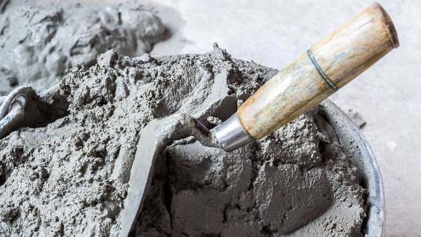 سعر الأسمنت اليوم 5 يناير 2025.. الطن وصل كام؟ 