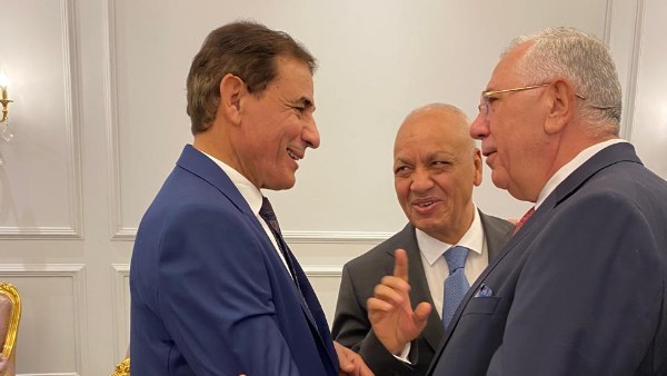 ترحيب من النواب للسيد القصير اثناء استلام كارنية عضوية مجلس النواب 