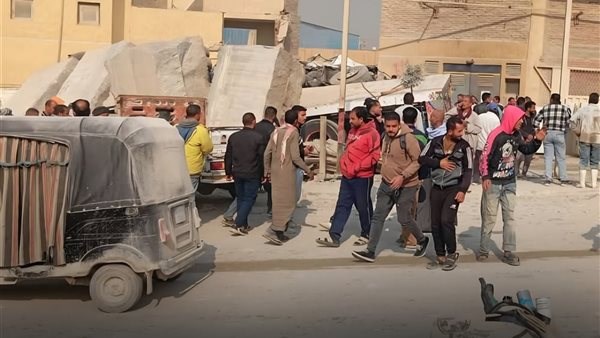 منطقة شق الثعبان بالقاهرة تشهد انقلاب تريلا على عدد من السيارات خلال سيرها  