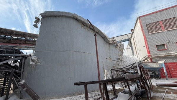 وسائل إعلام عبرية:  تسرب مواد خطرة إثر انهيار جزء من مصنع زجاج  