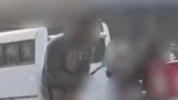 ارحموا الحيوان.. الأمن يكشف ملابسات فيديو اعتداء شخص على حيوان بالشارع