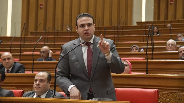  عبد المنعم إمام يناقش تداعيات إنهاء الإعفاء لهواتف المحمول من الخارج 