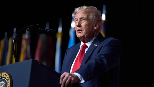 عقب تعطل الأولى.. ترامب يتوجه إلى دافوس على متن طائرة جديدة 