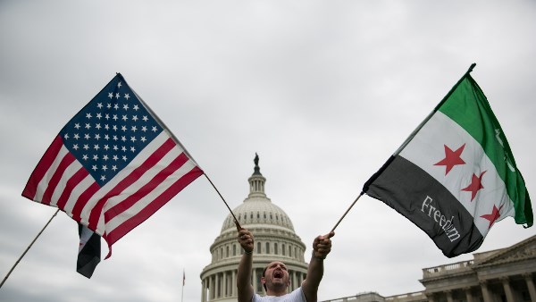 إعلام غربي: الولايات المتحدة تضع خيار الانسحاب العسكري من سوريا على الطاولة