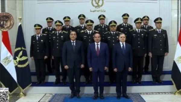 الرئيس السيسي يشارك في صورة تذكارية خلال الاحتفال بعيد الشرطة الـ 74