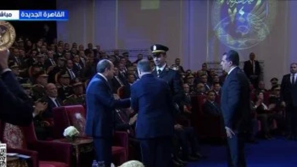 وزير الداخلية يقدم هدية تذكارية للرئيس بمناسبة عيد الشرطة 