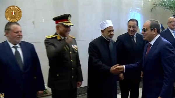 الرئيس السيسى يضع إكليلا من الزهور على النصب التذكارى لشهداء الشرطة