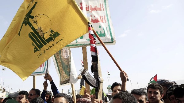  من جديد.. الحوثيين يهددون بتكرار  الهجمات على السفن في البحر الأحمر 