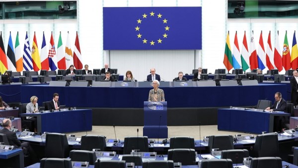 لا يثقون بترامب.. البرلمان الأوروبي يؤجل العمل على الاتفاق التجاري مع أمريكا