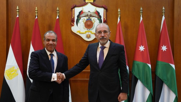 وزير الخارجية يبحث تعزيز العلاقات الثنائية مع نظيره الأردني في عمّان 