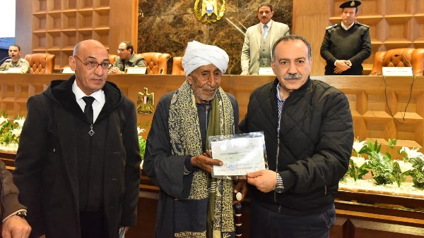 محافظ أسيوط يكرم عم "فرحان إدريس* بشهادة محو الأمية