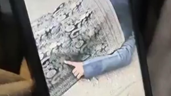 آخر ظهور لشهيد الغربة "عوض فرحان" وهو رافع السبابة