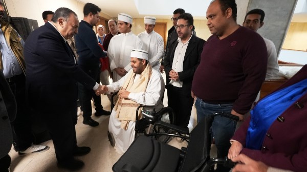 محافظ أسيوط يسلم كرسياً متحركاً لأحد المواطنين من ذوي الهمم