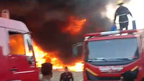 رجال الحماية المدنية يخمدون الحريق