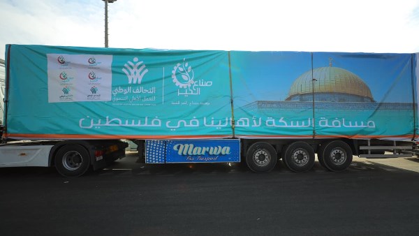 صناع الخير تجهز عدداً من شاحنات المساعدات المحملة بمواد غذائية ومياه وبطاطين لدعم الأشقاء في قطاع غزة