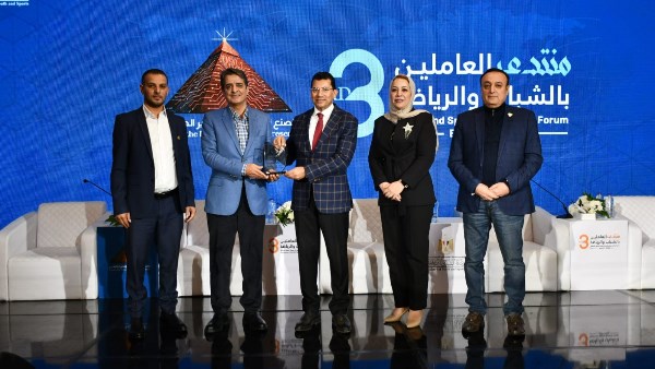 وزير الرياضة مع الوزير الأردني