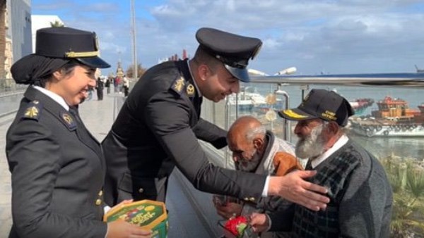 احتفال رجال الشرطة مع الموطنين