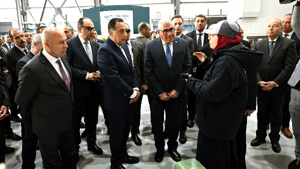 جولة تفقدية لرئيس الوزراء في عدد من أقسام مصنع "سيماف" بحلوان