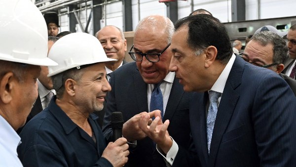  رئيس الوزراء يجري حوارا وديا مع العاملين بالمصنع حول خطط التطوير الجديدة