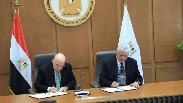 وزير التعليم العالي يوقع اتفاقية لتعزيز التحول الرقمي في التدريب الطبي العربي