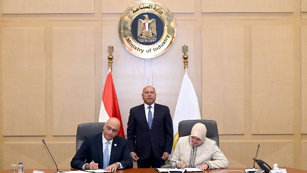 توقيع مذكرة تفاهم لتعزيز دور المشروعات الصغيرة في التنمية الصناعية وتوطين الصناعات المغذية