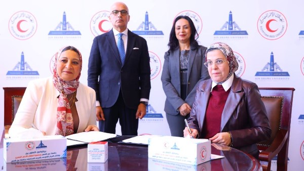 وزيرة التضامن ورئيس جامعة عين شمس يشهدان توقيع بروتوكول تعاون مع الهلال الأحمر