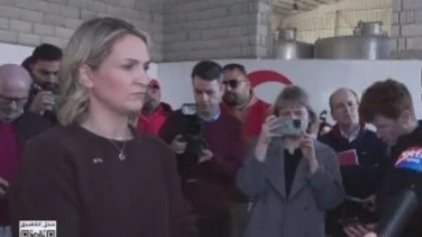 وزيرة خارجية أيرلندا تزور مخازن الهلال الأحمر المصري بالعريش لدعم غزة