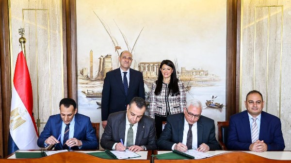  وزيرة التخطيط تشهد توقيع بروتوكول لتسليم 10 مراكز متنقلة لاستخراج "الفيش الجنائي"