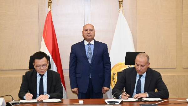 وزير الصناعة يشهد توقيع عقد إنشاء مجمع غزل ونسيج في مدينة السويدي الصناعية بأكتوبر الجديدة