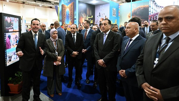  رئيس الوزراء يتفقد جناح مركز المعلومات ودعم اتخاذ القرار بمجلس الوزراء