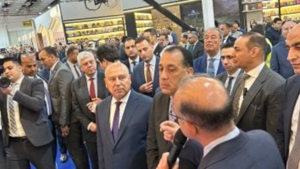 مدبولي يتفقد أجنحة رومانيا والبنك المركزي بمعرض الكتاب والرقابة الإدارية 