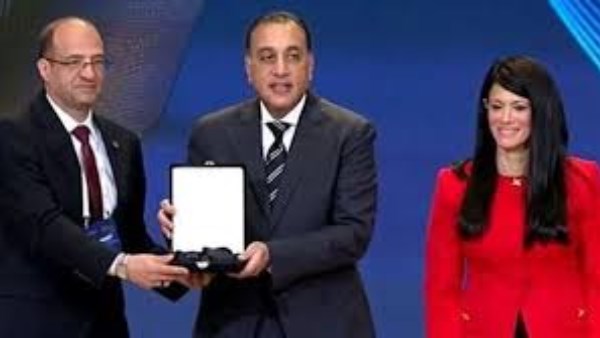 رئيس الوزراء يكرم الفائزين فى جائزة مصر للتميز الحكومى