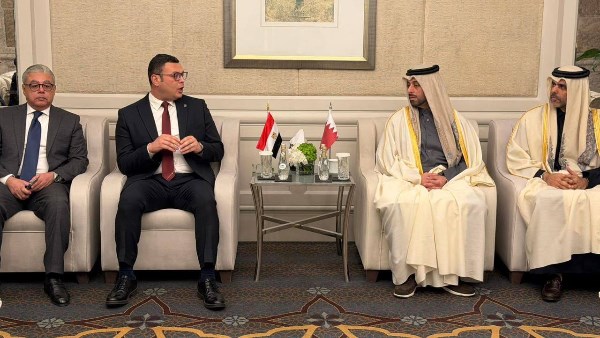 وزير الإسكان يعقد لقاءً ثنائيًا مع وزير البلدية القطري