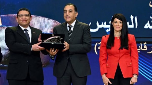  “الاعتماد والرقابة الصحية” تحصد المركز الأول بجائزة القيادات المتميزة – فئة مدير عام.