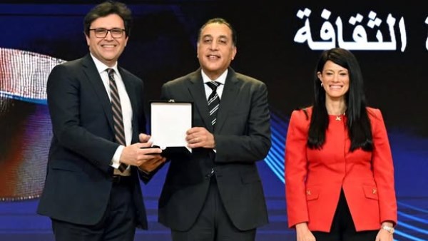 رئيس الوزراء يسلم وزير الثقافة جائزة تكافؤ الفرص وتمكين المرأة