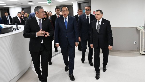 رئيس الوزراء يتفقد عددا من الأقسام المختلفة بمستشفى كليوباترا التجمع (سكاي)